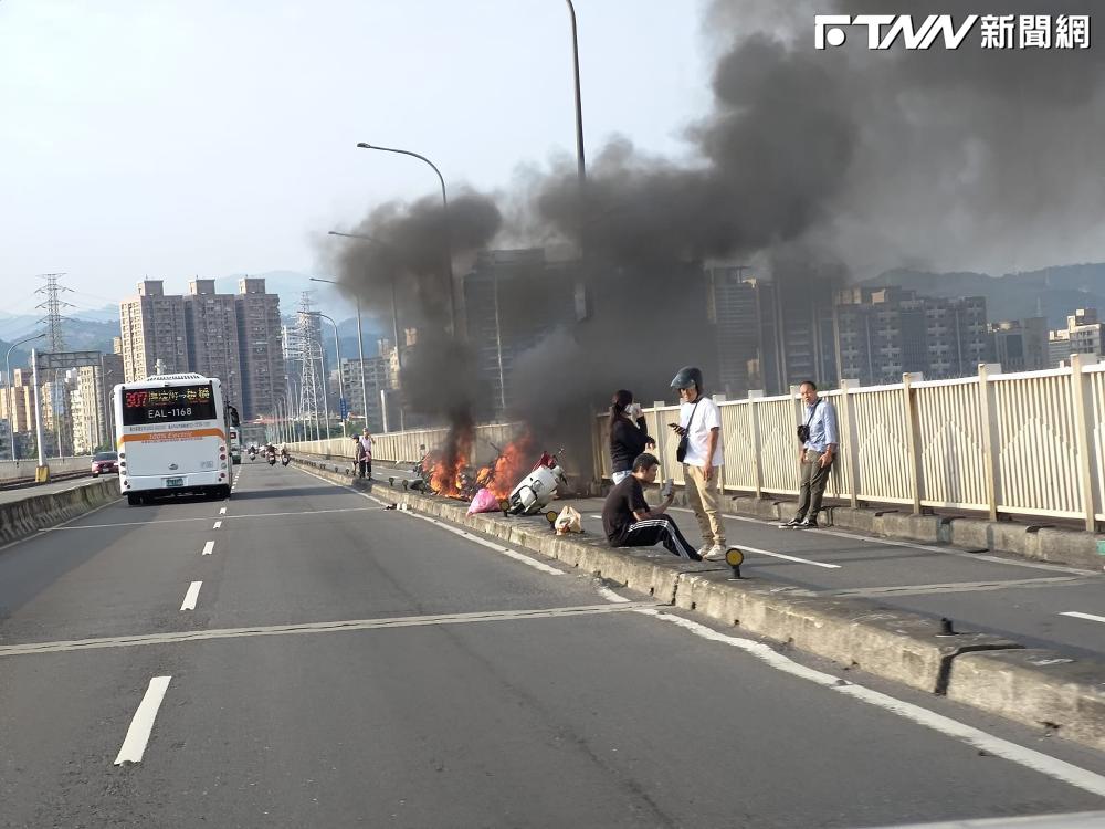 影／華中橋連環車禍冒濃煙　3車燒毀6人送醫