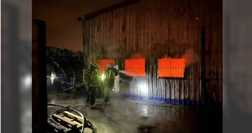 桃園鐵皮倉庫驚傳深夜大火 出動75名消防人員撲滅
