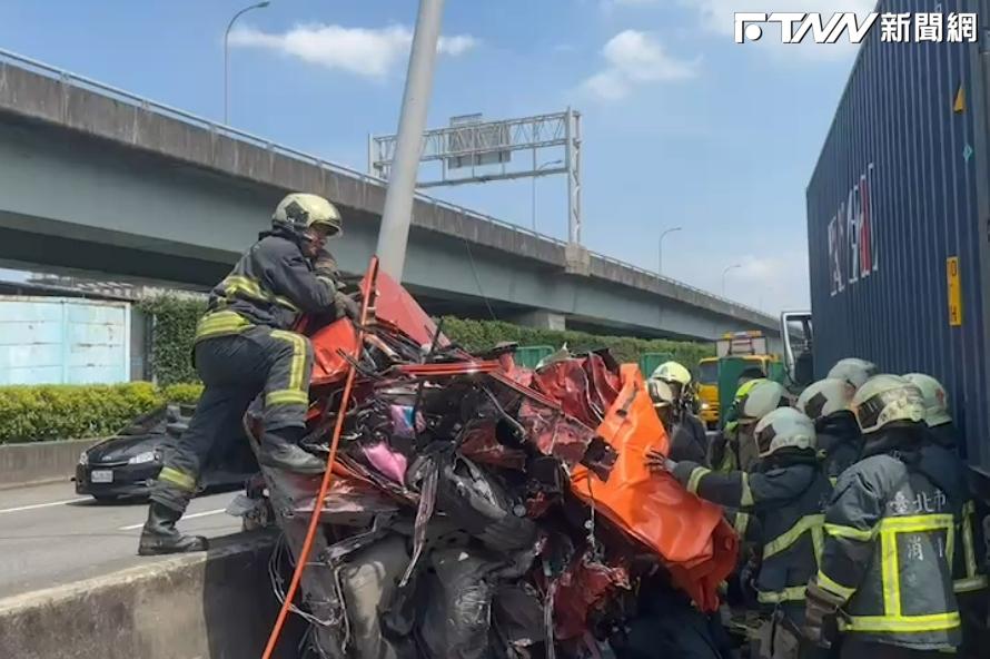 國道重大車禍！內湖交流道小客車遭貨櫃車「撞擊擠壓」成鐵罐　2人宣告不治