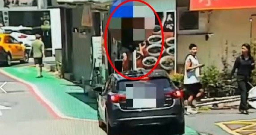 不滿違停人行道!狂男「踩車」前進 駕駛看傻怒報警