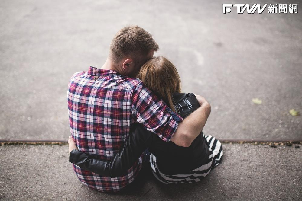 女兒「傳訊曖昧同學」氣炸老爸！　網：難怪不敢跟你說