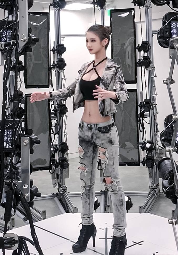 《星刃》服装模特MyBoo幕后照:身材火辣不输体模