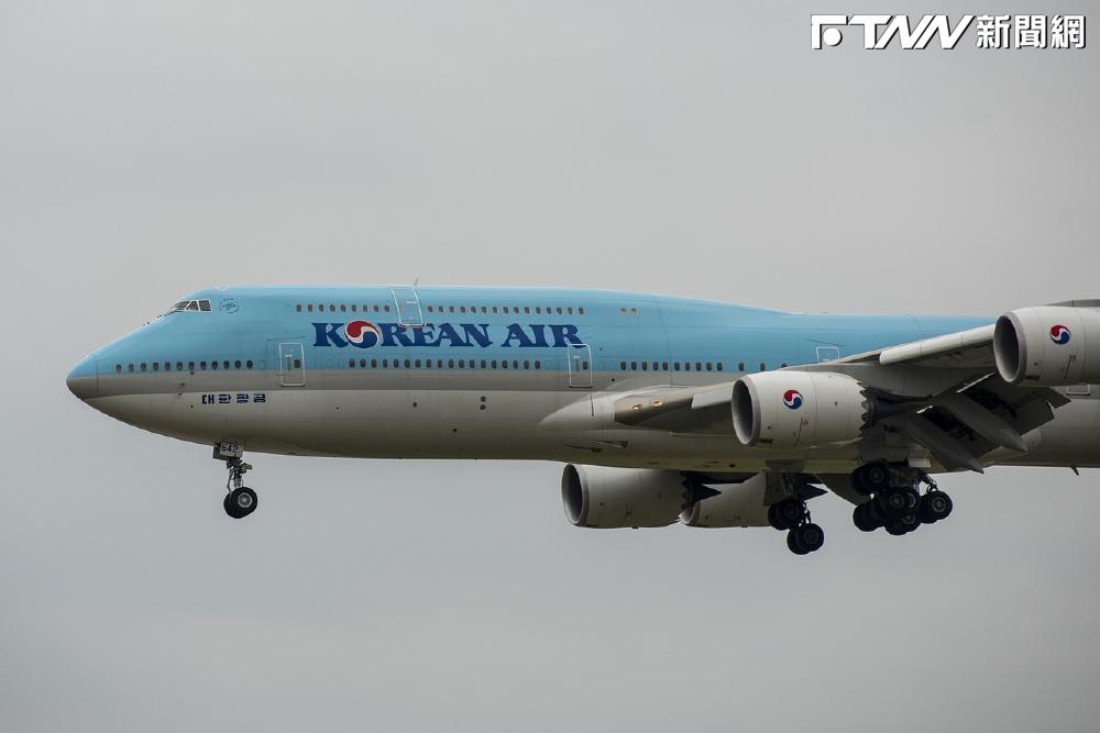 驚！本想享用飛機上冰咖啡　竟發現碎玻璃混入其中